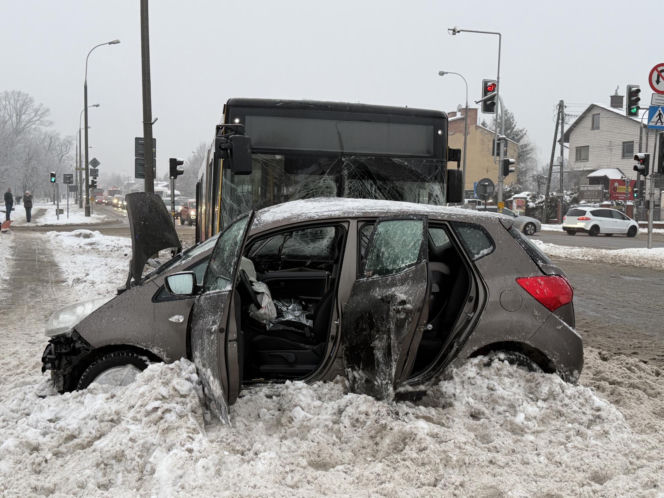 Wypadek autobusu miejskiego w Markach. Są ranni