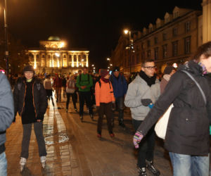 Nightskating. Warszawiacy przejechali stolicę na rolkach [Zdjęcia]
