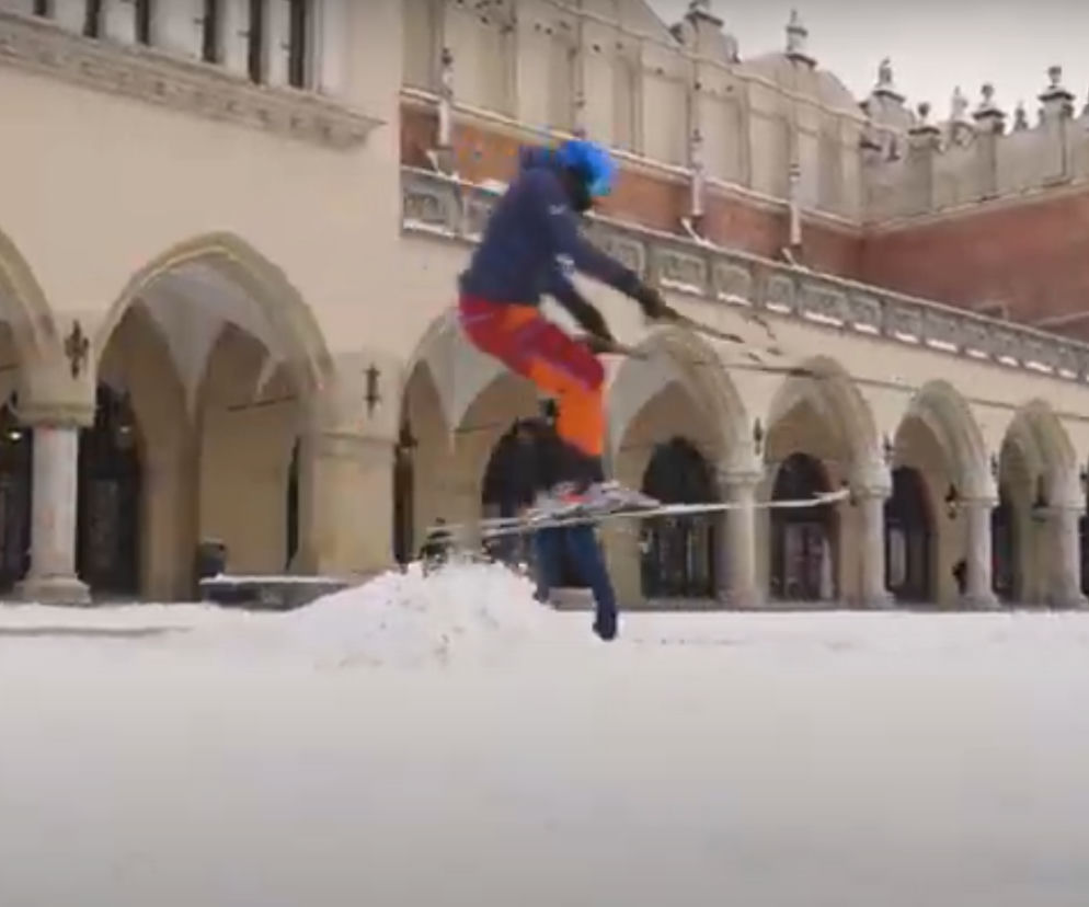 Kraków: jeździł na nartach po Rynku Głównym. Zbudował sobie nawet skocznię! 