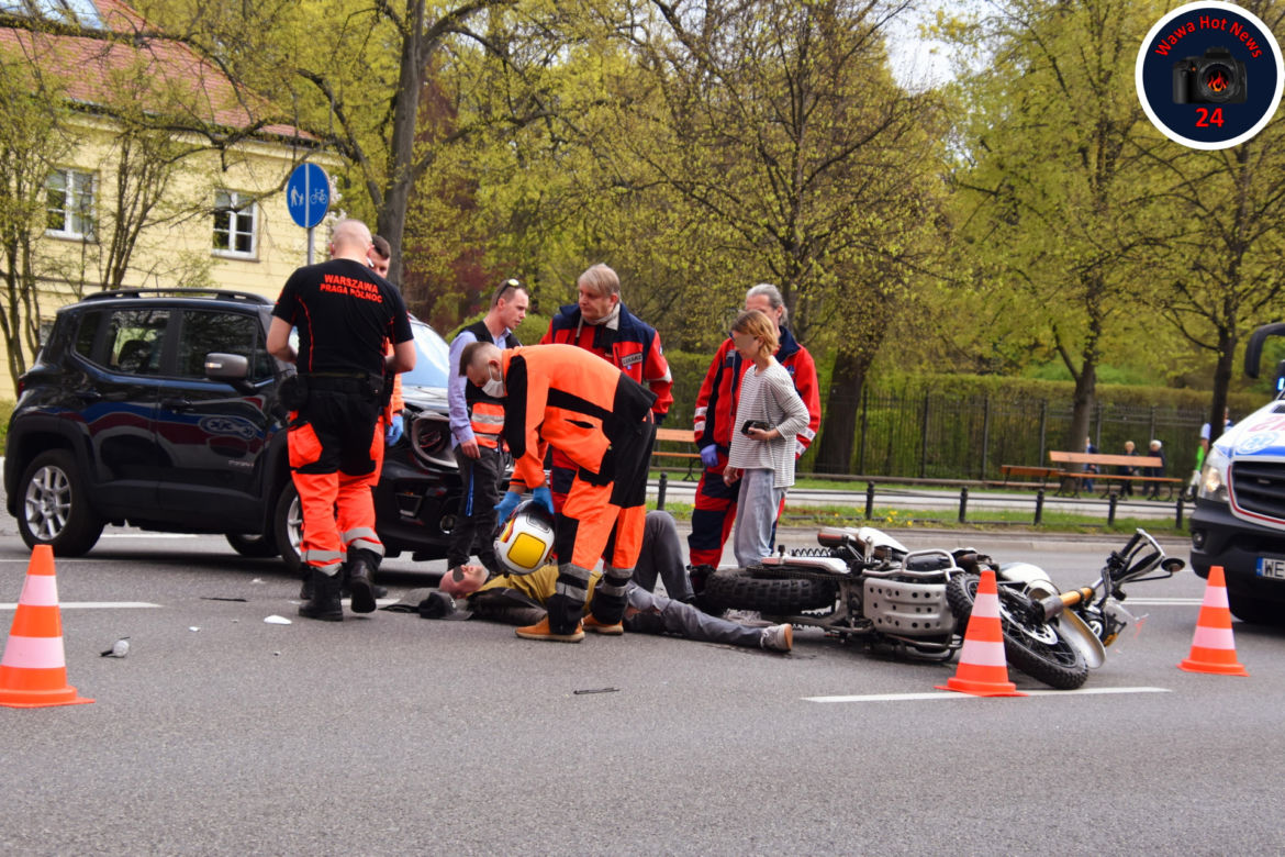 Jeep gruchnął w motocykl! Kierujący wymusił pierwszeństwo. Ranne dwie osoby