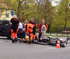 Jeep gruchnął w motocykl! Kierujący wymusił pierwszeństwo. Ranne dwie osoby