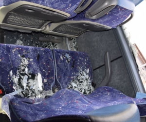 Dwa GROŹNE WYPADKI w powiecie tarnowskim. Rozbita szyba autobusu raniła pasażera 