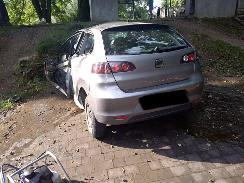Seat pędził alejką i roztrzaskał się na kamieniu. Kierowca zginął na miejscu
