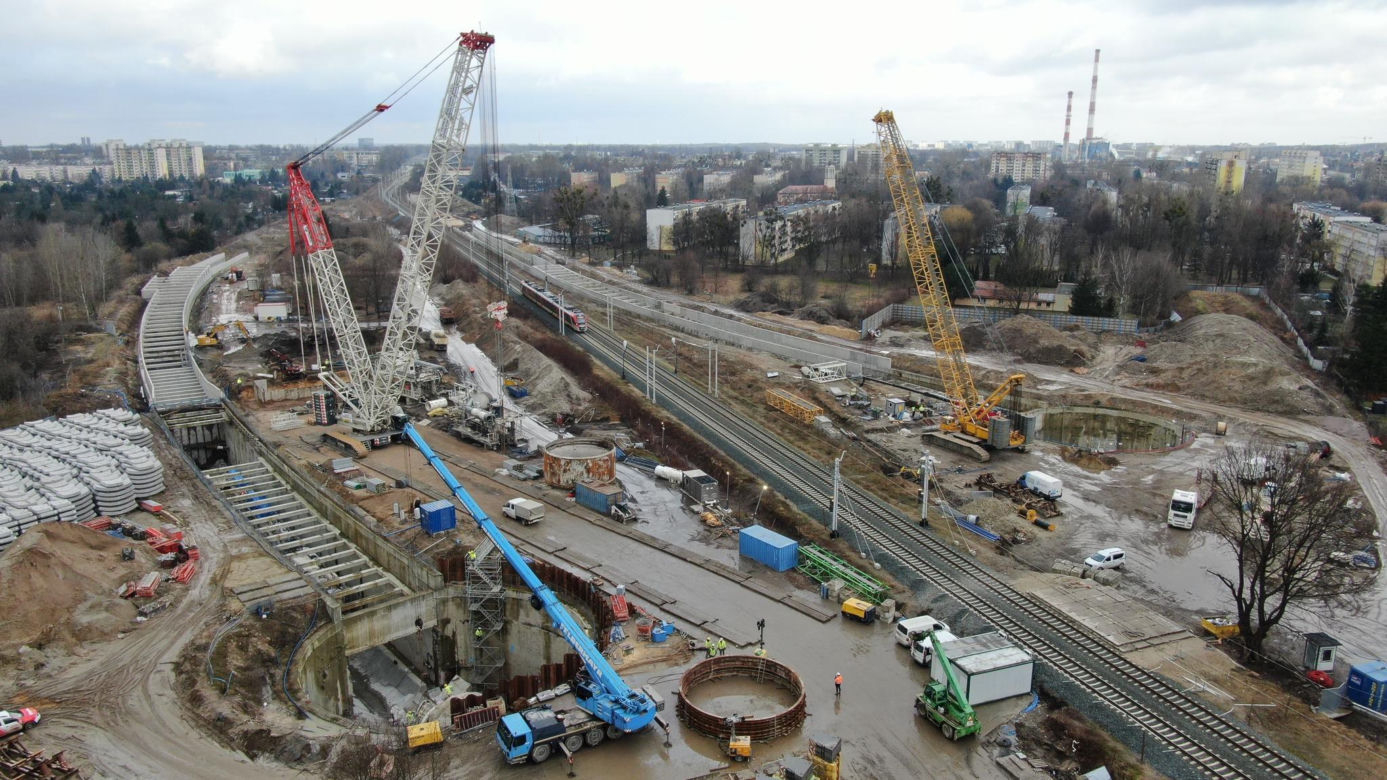 650-tonowa maszyna TBM do drążenia tuneli w Łodzi jest przenoszona w inne miejsce. Zdjęcia z budowy