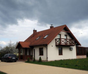 Rodzice ZAGŁODZILI dziecko! Wychowywali je zgodnie z naturą...