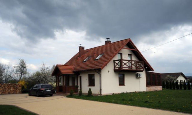 Rodzice ZAGŁODZILI dziecko! Wychowywali je zgodnie z naturą...