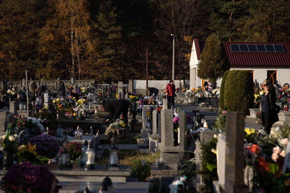 Cmentarz w Trzebini na którym zapadlisko pochłonęło groby, został otwarty na Wszystkich Świętych