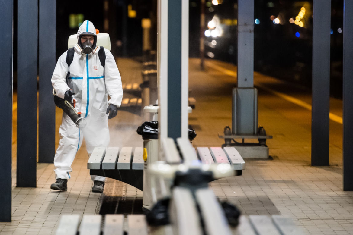 Koronawirus w Trójmieście. Nocą wybili zarazę na dworcu w Gdyni.