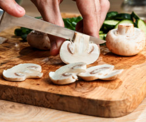 Surówka z pieczarek po francusku - prosta przekąska pieczarkowa z cytryną i czosnkiem