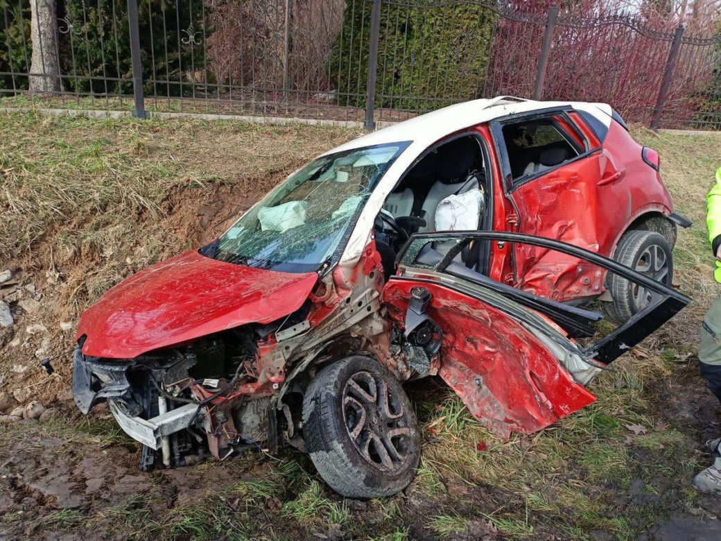 Bus zderzył się z osobówką na skrzyżowaniu w pow. krasnostawskim