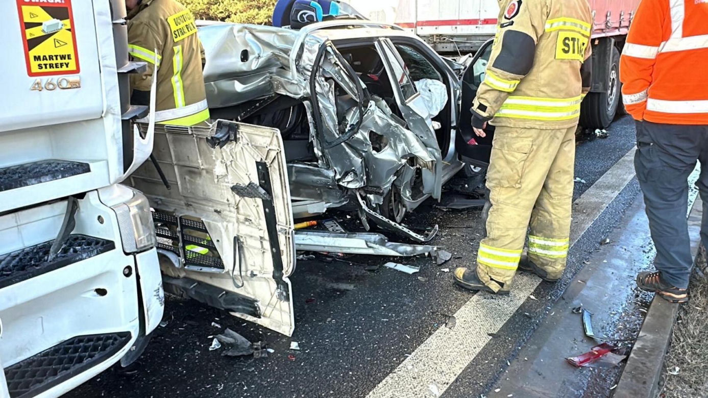 Wstrząsający wypadek pod Żyrardowem. Skoda zmiażdżona między dwoma tirami