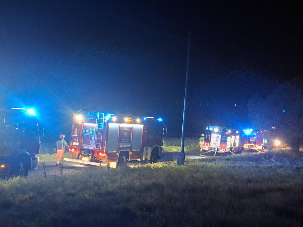 Groźny pożar budynku w Teklimyśli. Tuż przy nim była stodoła ze słomą
