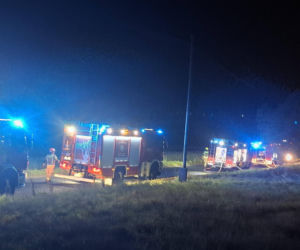 Groźny pożar budynku w Teklimyśli. Tuż przy nim była stodoła ze słomą