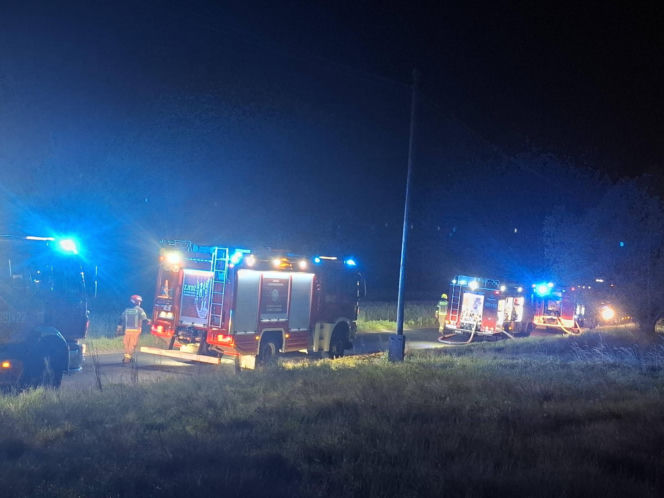 Groźny pożar budynku w Teklimyśli. Tuż przy nim była stodoła ze słomą