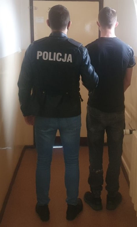 Świecie: 18-latek wjechał w budynek KRADZIONYM autem! Surowe konsekwencje [ZDJĘCIA]