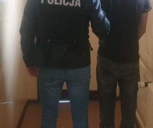 Świecie: 18-latek wjechał w budynek KRADZIONYM autem! Surowe konsekwencje [ZDJĘCIA]