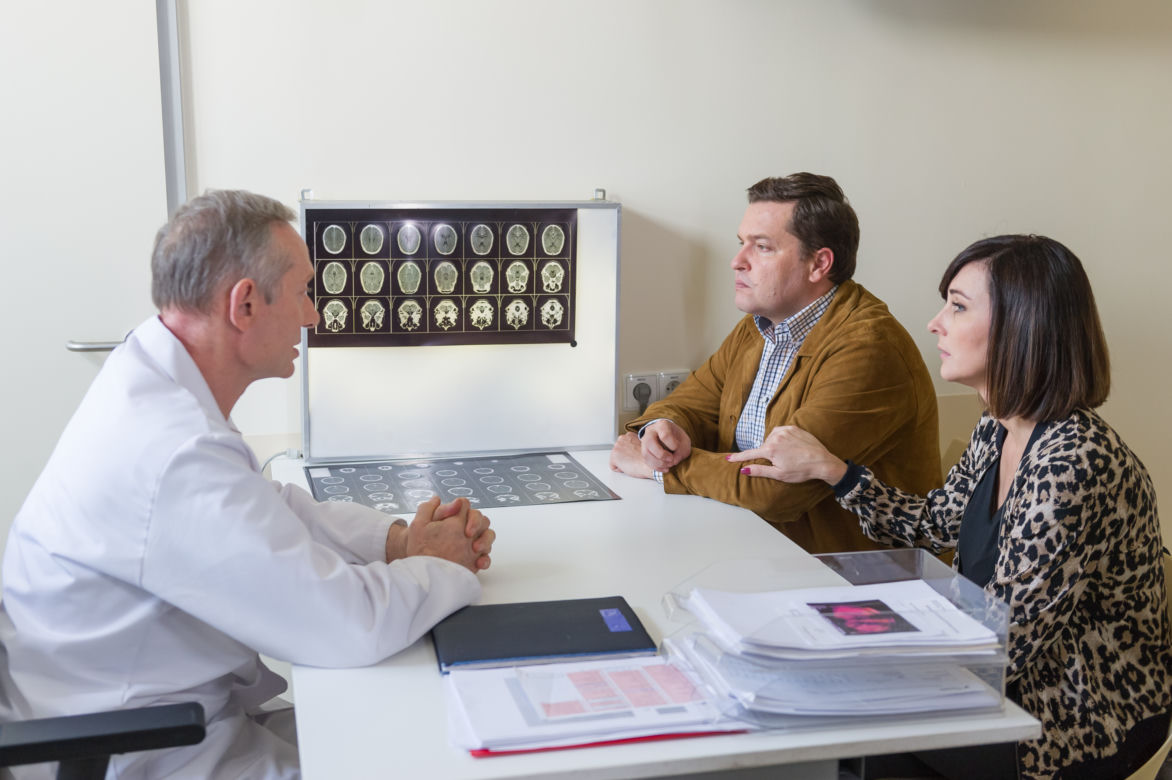 Na Wspólnej odcinek 2627, Michał (Robert Kudelski), Kinga (Ilona Wrońska), Dr. Sawik (Wojciech Machnik)