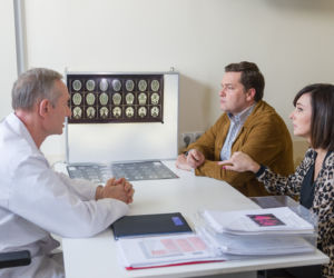 Na Wspólnej odcinek 2627, Michał (Robert Kudelski), Kinga (Ilona Wrońska), Dr. Sawik (Wojciech Machnik)
