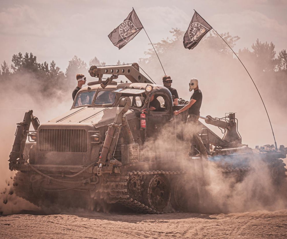 Pojazd militarny z flagami w tumanach kurzu podczas zlotu w Bornem Sulinowie, o czym pisze SE Portal Obronny.