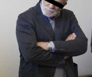 Zmarł, bo lekarz zaszył mu dwie chusty w brzuchu
