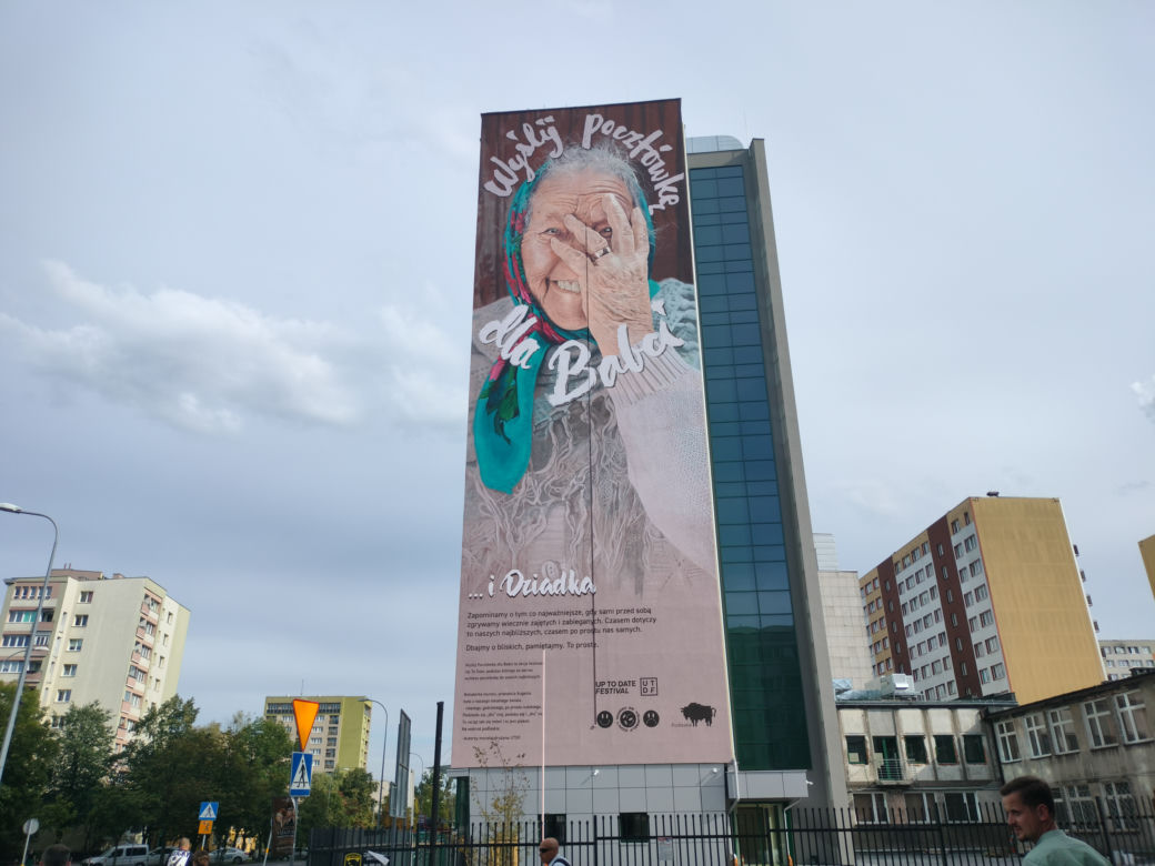 Legenda powróciła do Białegostoku. Słynny mural "Wyślij pocztówkę dla babci" oficjalnie odsłonięty