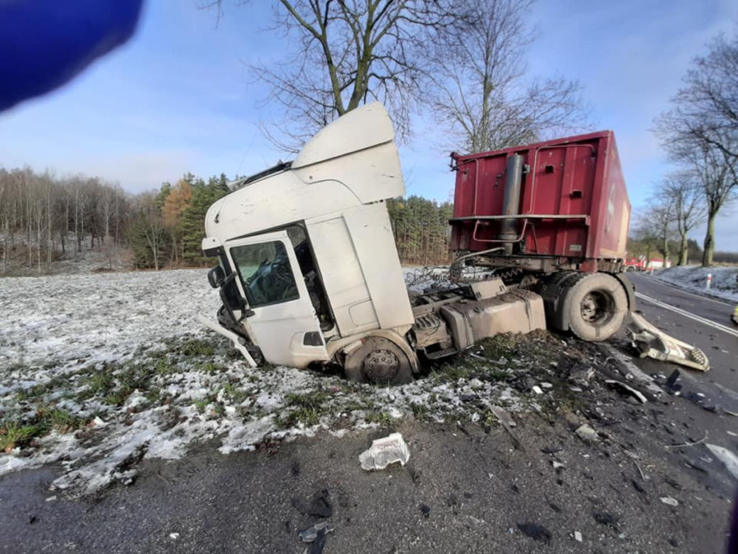 Szczybały Giżyckie. Zderzenie osobowki z tirem. 39-latek zginął na miejscu