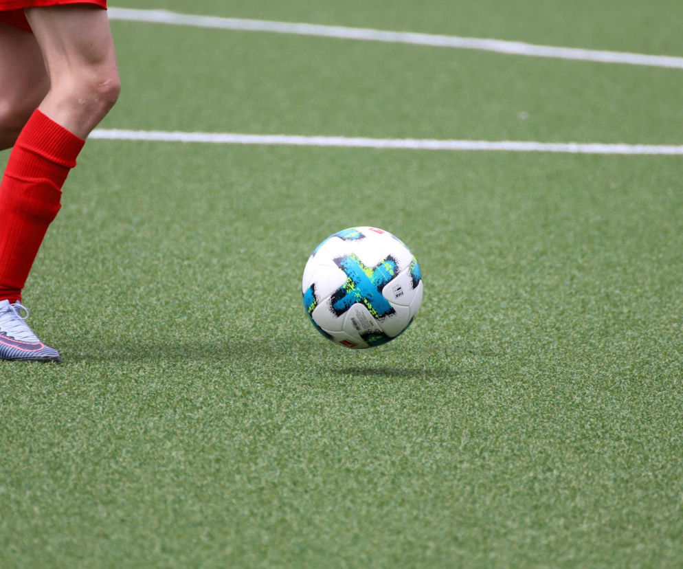 Piłka nożna futbol boisko dzieci gra dziecko 