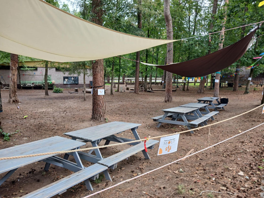 Dzieci w Sękocinie Starym ucza się pod chmurką