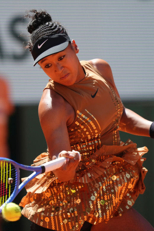 Naomi Osaka szokuje strojem na Roland Garros