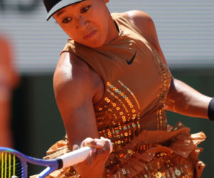 Naomi Osaka szokuje strojem na Roland Garros