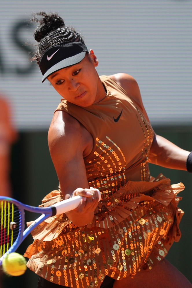 Naomi Osaka szokuje strojem na Roland Garros