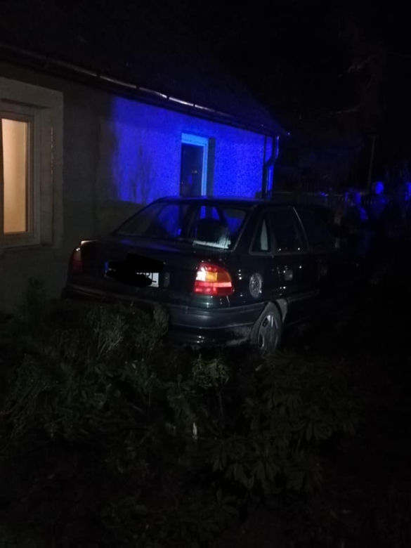 Płock. Zdemolował ogrodzenie i zatrzymał się tuż przed domem! Poszukuje go policja! [ZDJĘCIA]