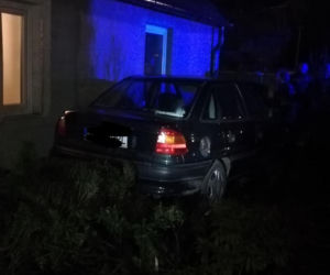 Płock. Zdemolował ogrodzenie i zatrzymał się tuż przed domem! Poszukuje go policja! [ZDJĘCIA]