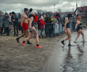 XIV Kąpiel dla odważnych. Morsy wykąpały się na Plaży Miejskiej w Ełku