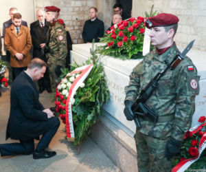 Rocznica Katastrofy Smoleńskiej w Krakowie. Prezydent Duda oddał hołd ofiarom