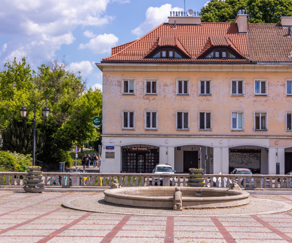 Pusty Rynek Mariensztacki z fontanną i kamienicą w tle. O planowanej modernizacji osiedla przeczytasz w serwisie Architektura.