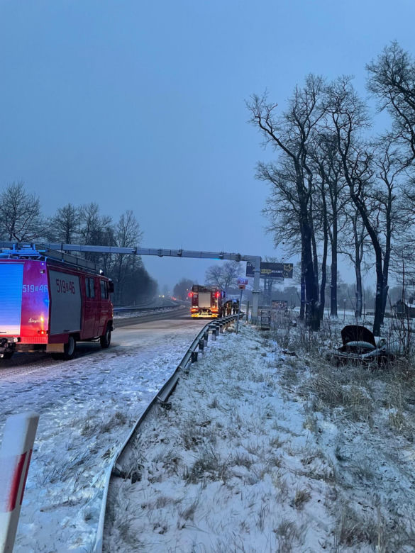 Trudne warunki na drogach. Rodzina z Żor miała dużo szczęścia