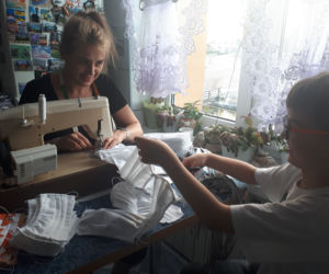 Szyją bo lubią, teraz chcą pomóc. Kolejne setki bawełnianych maseczek na pokładzie żywieckiego szpitala