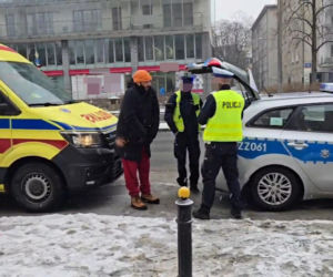 Znany aktor świadkiem kraksy w al. Niepodległości. BMW roztrzaskało zaparkowane auta