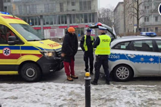 Znany aktor świadkiem kraksy w al. Niepodległości. BMW roztrzaskało zaparkowane auta