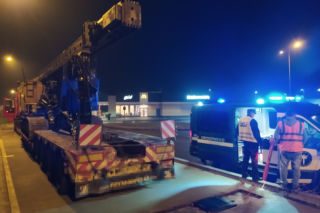 Myślał, że uniknie kary pod osłoną nocy. Transport palownicy bez zezwolenia
