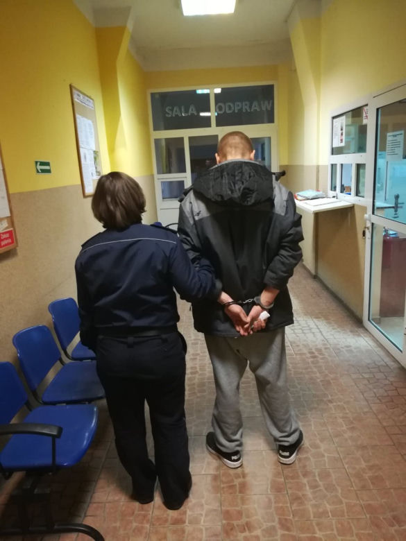 Bili i kopali po całym ciele. Brutalni napastnicy zaatakowali mężczyznę w jego domu