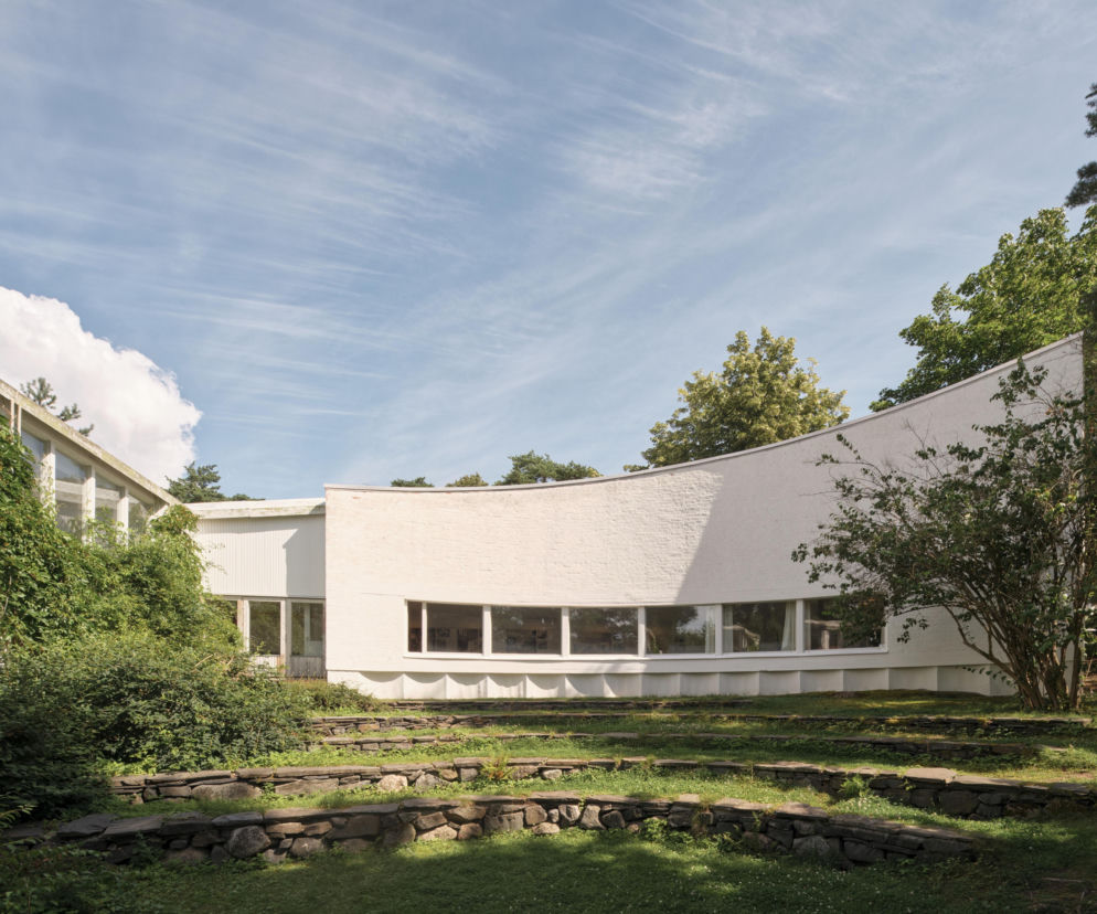 Biały, półokrągły budynek Studio Aalto w Helsinkach z amfiteatrem z kamienia. O dziełach na liście UNESCO czytaj w Architektura.