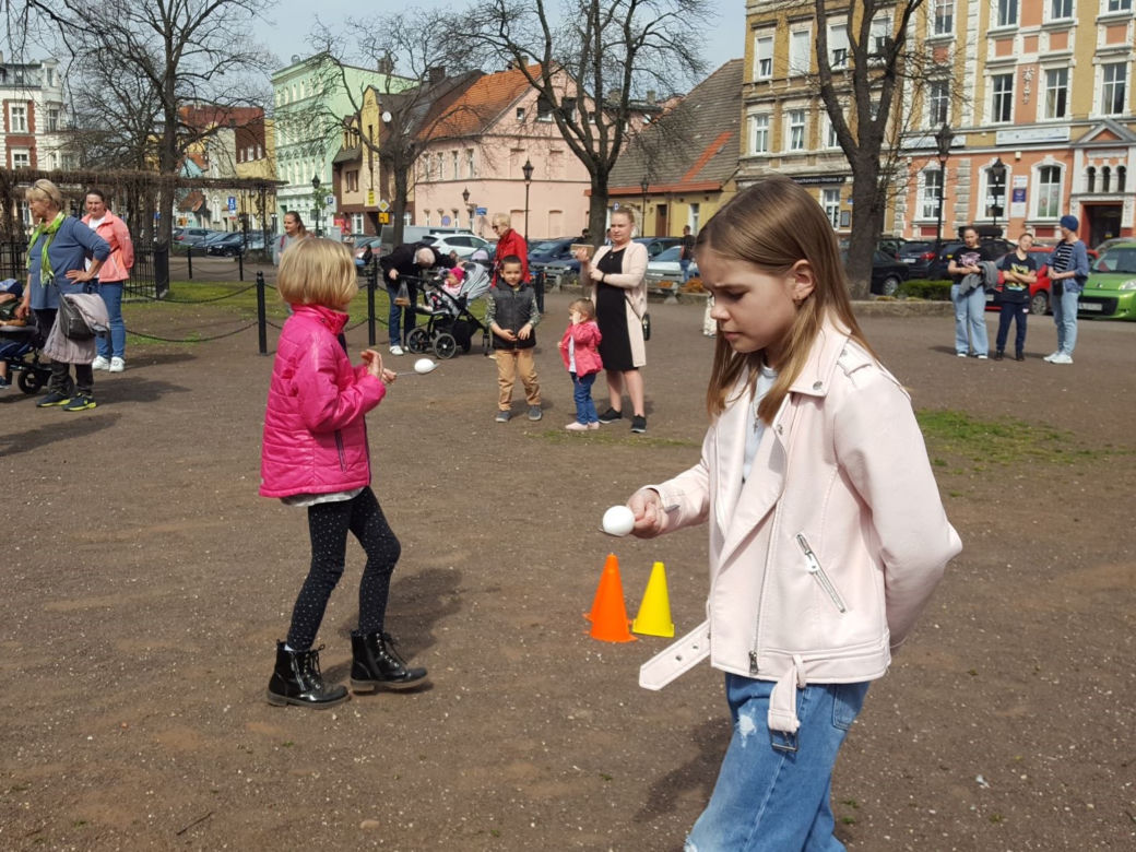 Zające chodzące i z czekolady w centrum Leszna