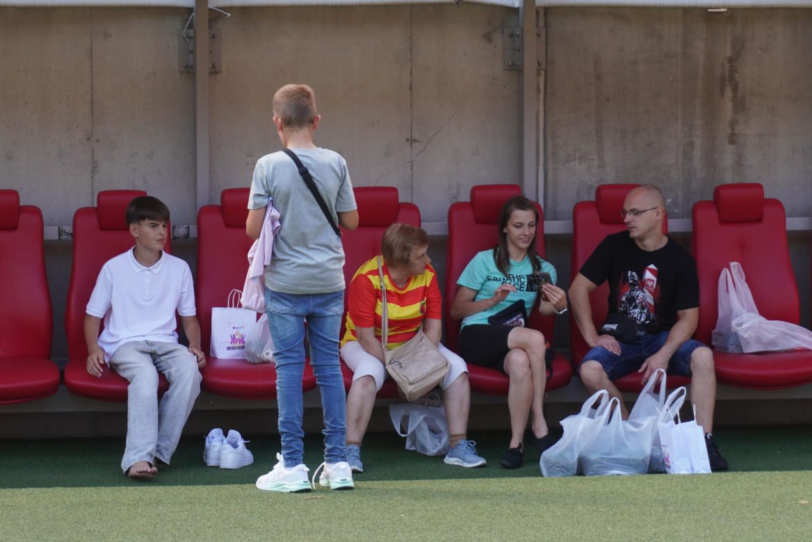 Pożegnianie Murawy na Chorten Arenie. Jagiellonia Białystok rozdaje boisko swoim kibicom