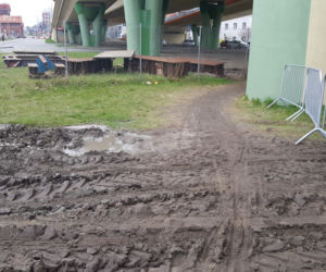 Piesi brodzą w błocie pod Mostem Uniwersyteckim w Bydgoszczy