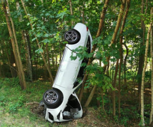 Wypadek na DK 16. Młody mężczyzna zasnął za kierownicą. Auto wylądowało w rowie [ZDJĘCIA]