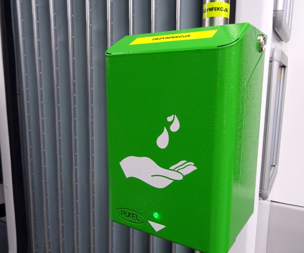 Zbiorniki z płynem do dezynfekcji w tramwajach i autobusach w Poznaniu