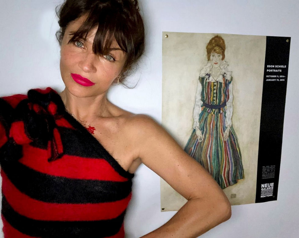 Helena rozgrzewa półnagim ciałem nawet posągi! Sławna modelka ma 54 lata 