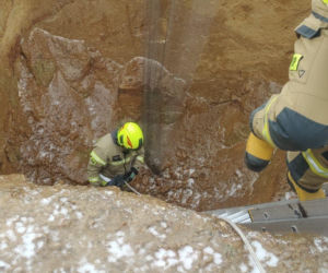 Piesek wpadł do głębokiego wykopu. Bohaterscy strażacy natychmiast ruszyli z pomocą